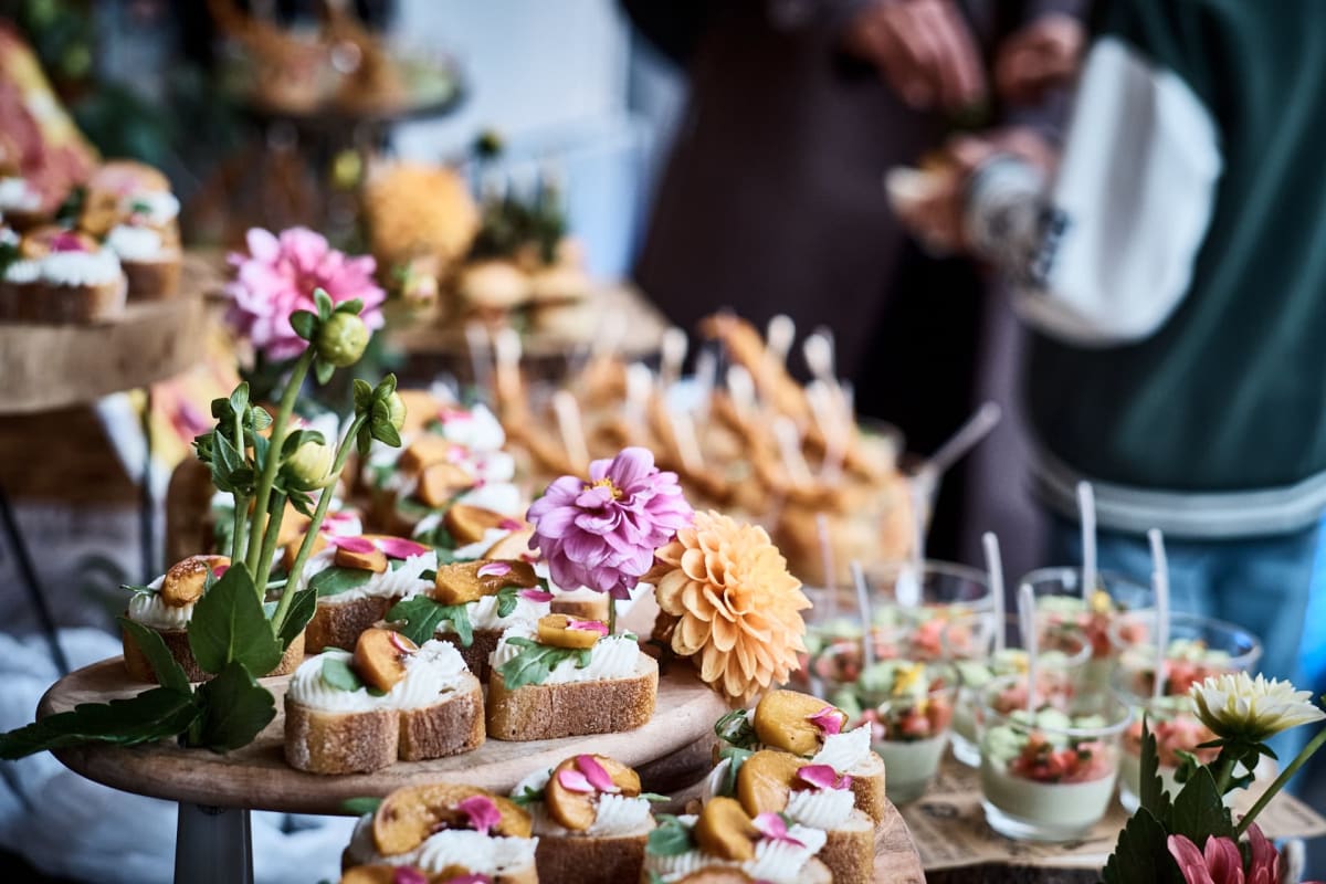 Häppchen und Desserts mit Blüten dekoriert, artmosphere Vol 2 im Innergarden Schutterwald