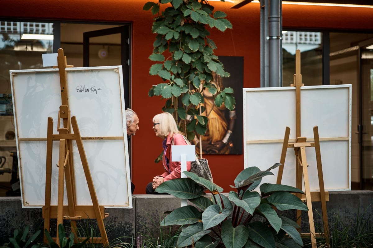 Leinwände auf Staffeleien vor der roten Wand, artmosphere Vol 2 im Innergarden Schutterwald