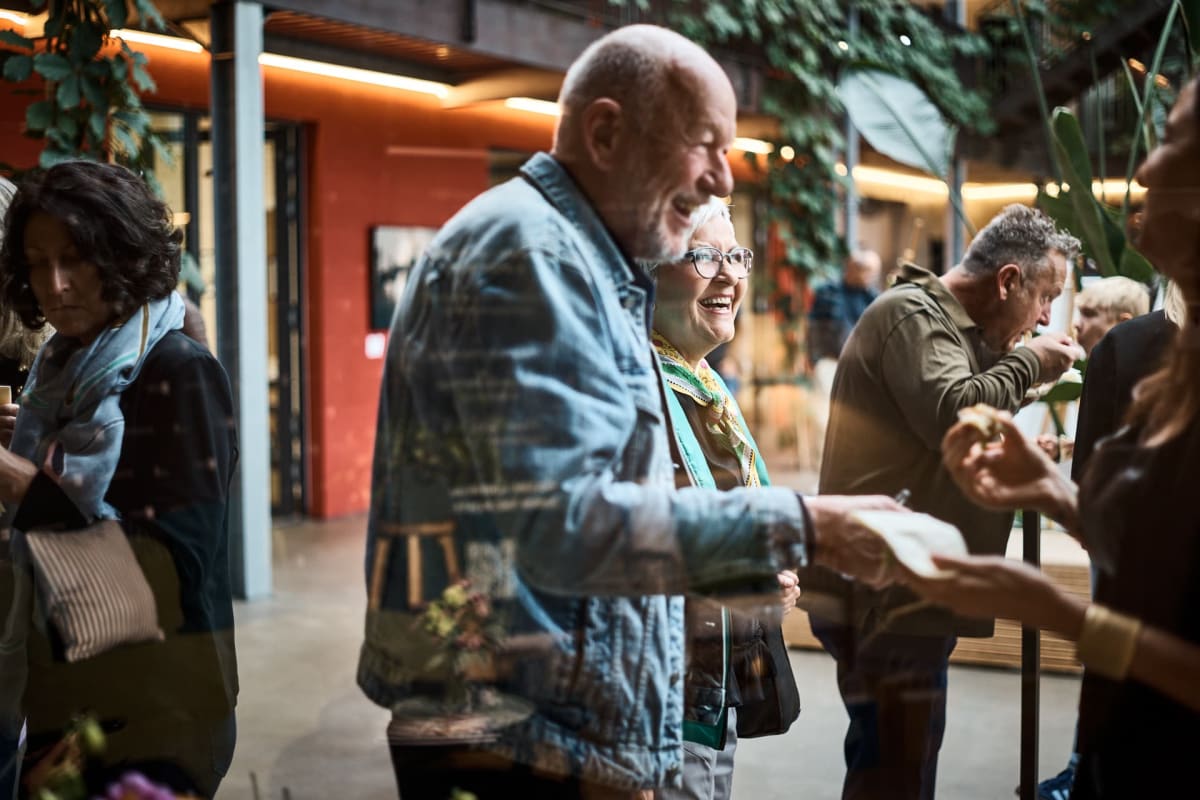 Gespräche und Fingerfood im Atrium, artmosphere Vol 2 im Innergarden Schutterwald