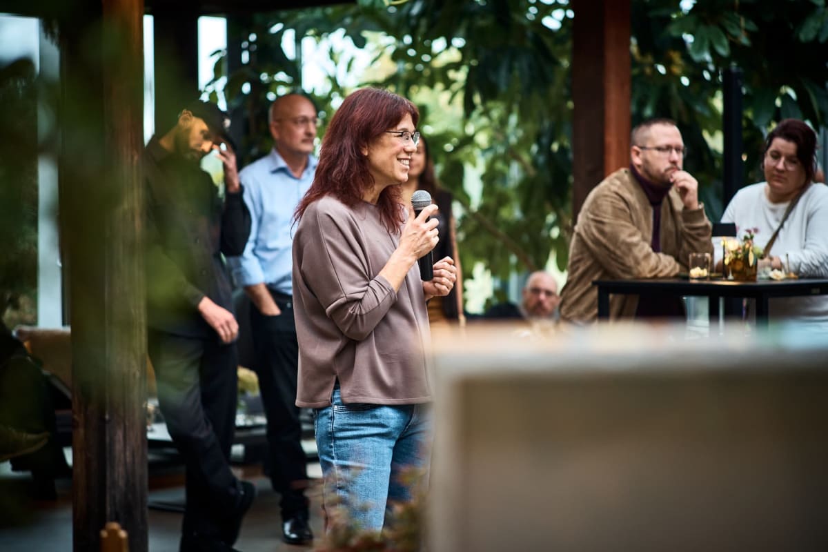 Künstlergespräch mit Mikrofon im Atrium, artmosphere Vol 2 im Innergarden Schutterwald