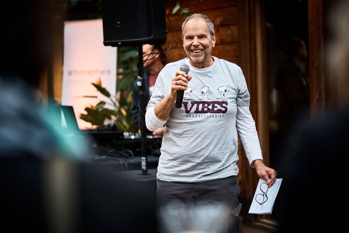 Heitere Künstlerstimme vor dem DJ-Pult, artmosphere Vol 2 im Innergarden Schutterwald