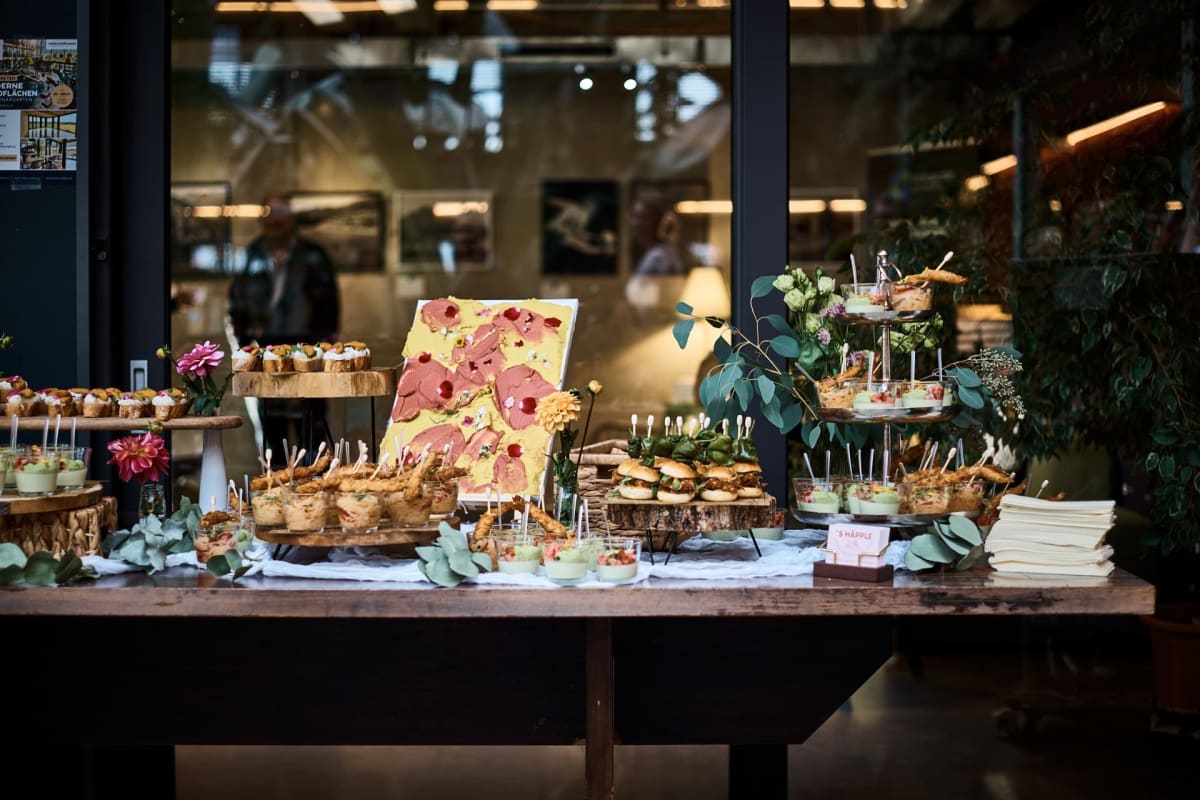 Buffet mit Fingerfood und Blumen, artmosphere Vol 2 im Innergarden Schutterwald