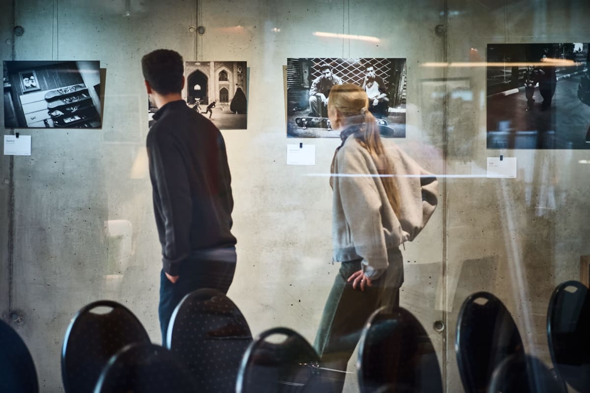 Schwarz-Weiß-Fotografien an Betonwänden, artmosphere Vol 2 im Innergarden Schutterwald