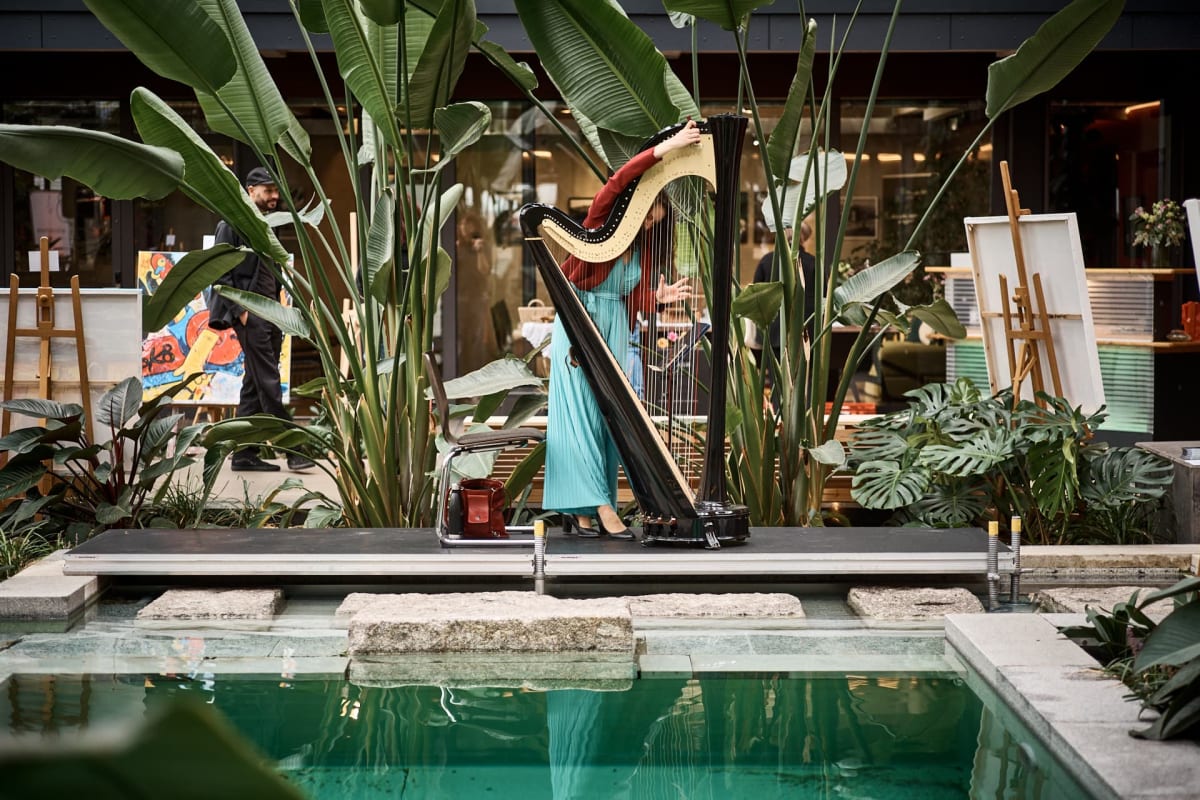 Live-Harfe auf der Bühne über dem Wasserbecken, artmosphere Vol 2 im Innergarden Schutterwald