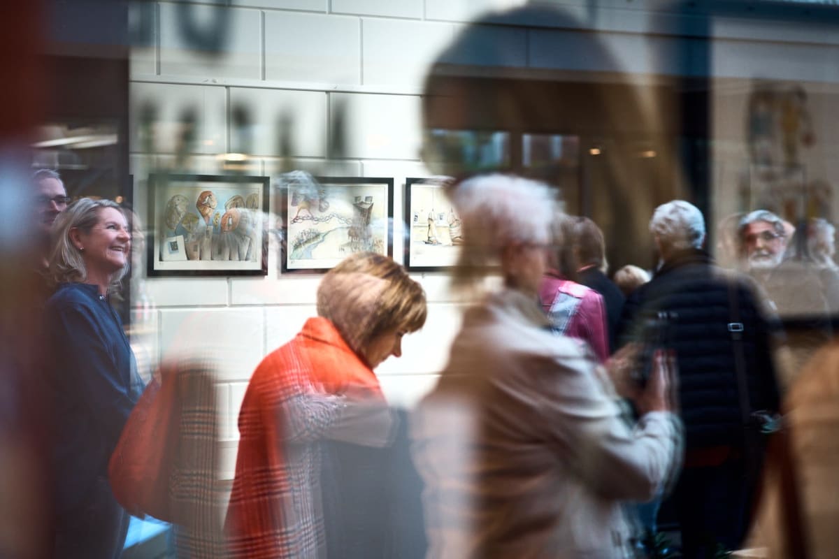 Besucher vor gerahmten Werken im Flur, artmosphere Vol 2 im Innergarden Schutterwald