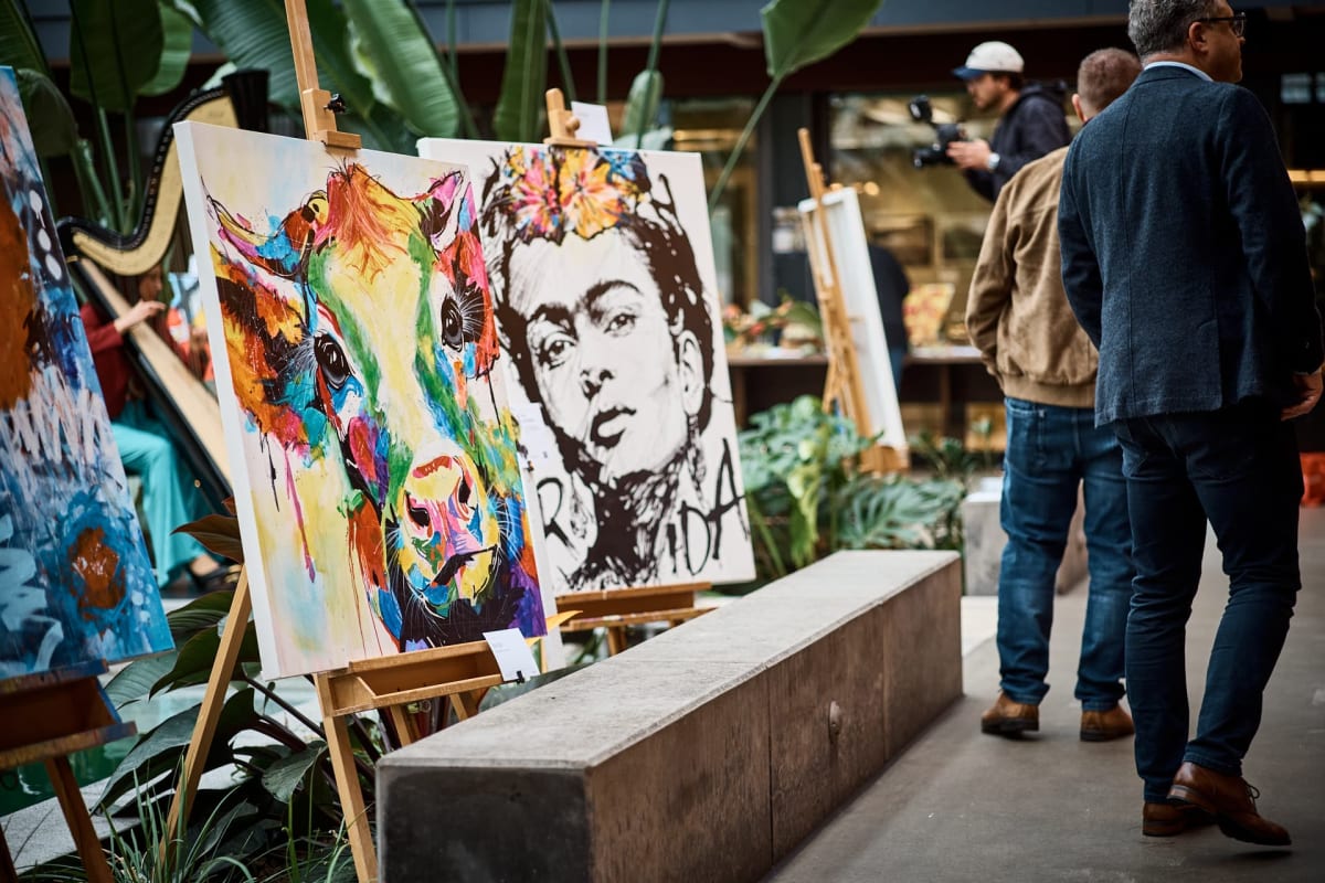 Farbenfrohe Pop-Art-Gemälde auf Staffeleien im Atrium, artmosphere Vol 2 im Innergarden Schutterwald