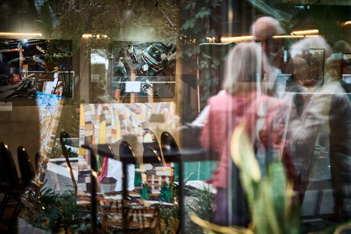 Ausstellung im Spiegel der Glasfront, artmosphere Vol 2 im Innergarden Schutterwald