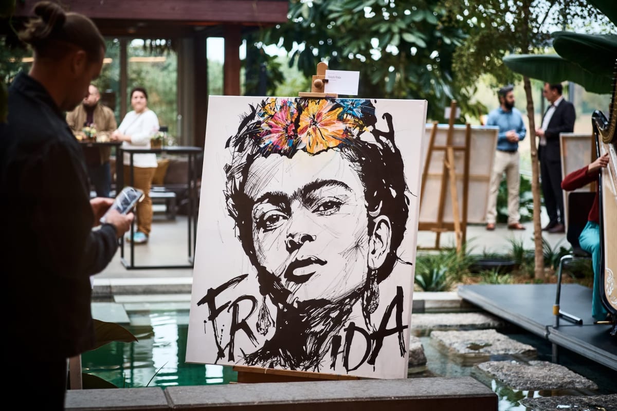 Frida-Kahlo-Porträt auf einer Staffelei am Wasser, artmosphere Vol 2 im Innergarden Schutterwald