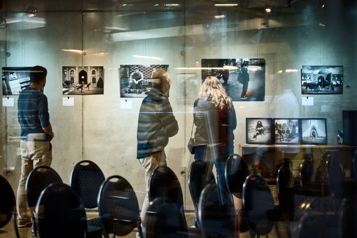 Besucher in der Fotoausstellung im Seminarraum, artmosphere Vol 2 im Innergarden Schutterwald