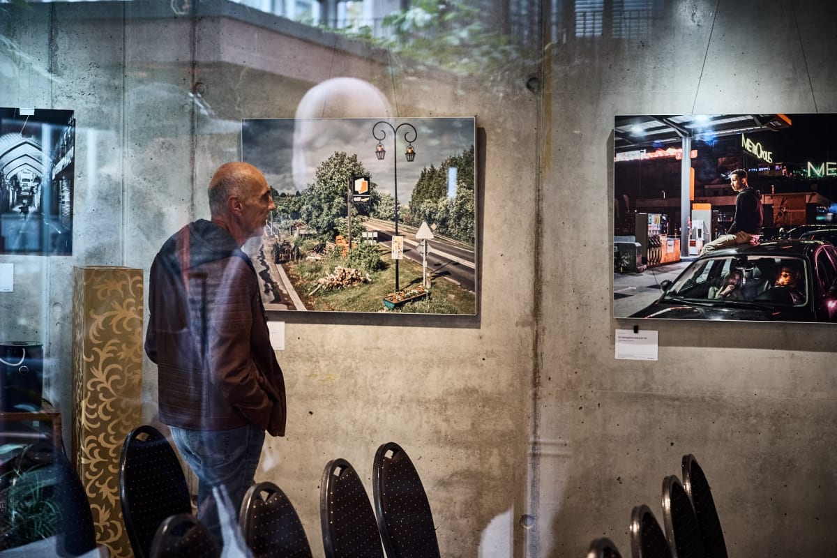 Fotoausstellung an der Betonwand des Seminarraums, artmosphere Vol 2 im Innergarden Schutterwald