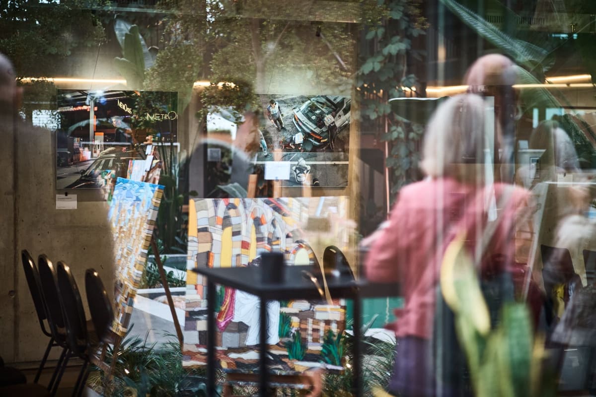 Gemälde und Besucher in der Spiegelung des Glases, artmosphere Vol 2 im Innergarden Schutterwald