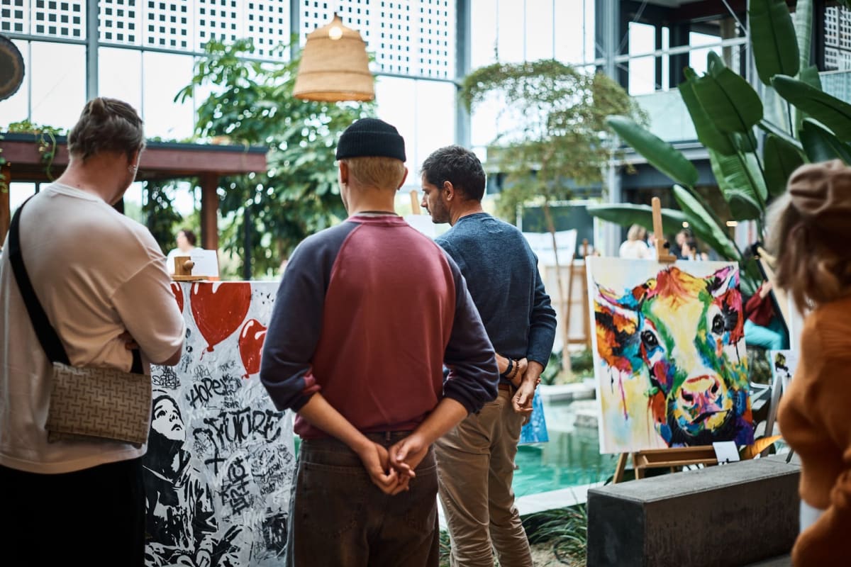 Gäste vor Graffiti- und Pop-Art-Leinwänden, artmosphere Vol 2 im Innergarden Schutterwald