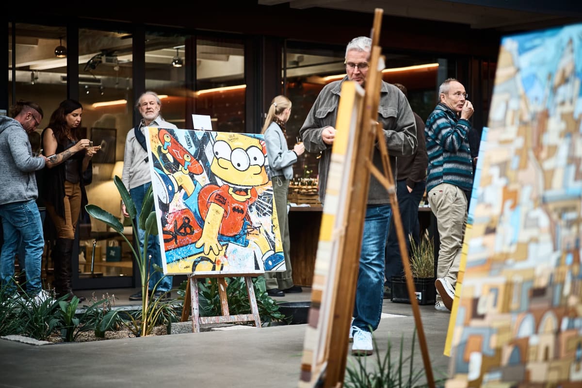 Comic-Gemälde auf Staffeleien in der Ausstellung, artmosphere Vol 2 im Innergarden Schutterwald
