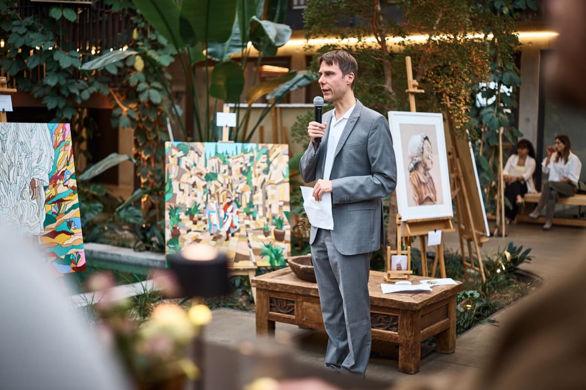 Begrüßung im Atrium zwischen den Kunstwerken, artmosphere Vol 2 im Innergarden Schutterwald
