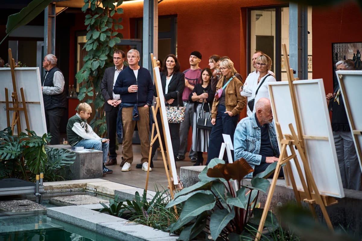 Gäste zwischen Staffeleien hören den Reden zu, artmosphere Vol 2 im Innergarden Schutterwald