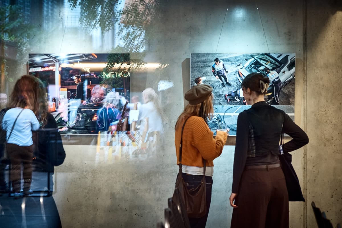 Besucher vor großformatigen Fotodrucken, artmosphere Vol 2 im Innergarden Schutterwald