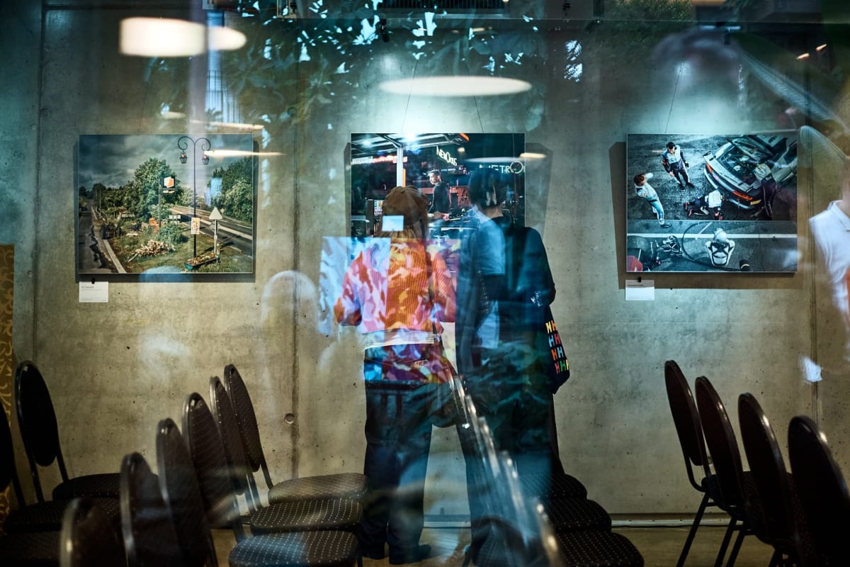 Ausstellungsraum mit Fotografien hinter Glas, artmosphere Vol 2 im Innergarden Schutterwald