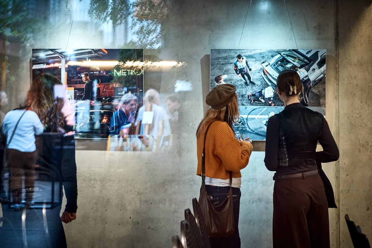 Zwei Gäste betrachten eine Street-Fotografie, artmosphere Vol 2 im Innergarden Schutterwald