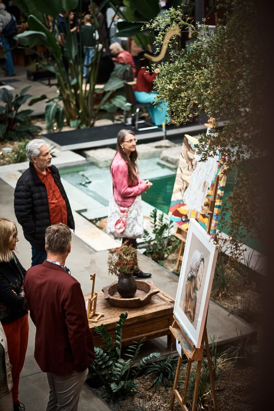 Blick von oben auf Werke und Gäste am Pool, artmosphere Vol 2 im Innergarden Schutterwald