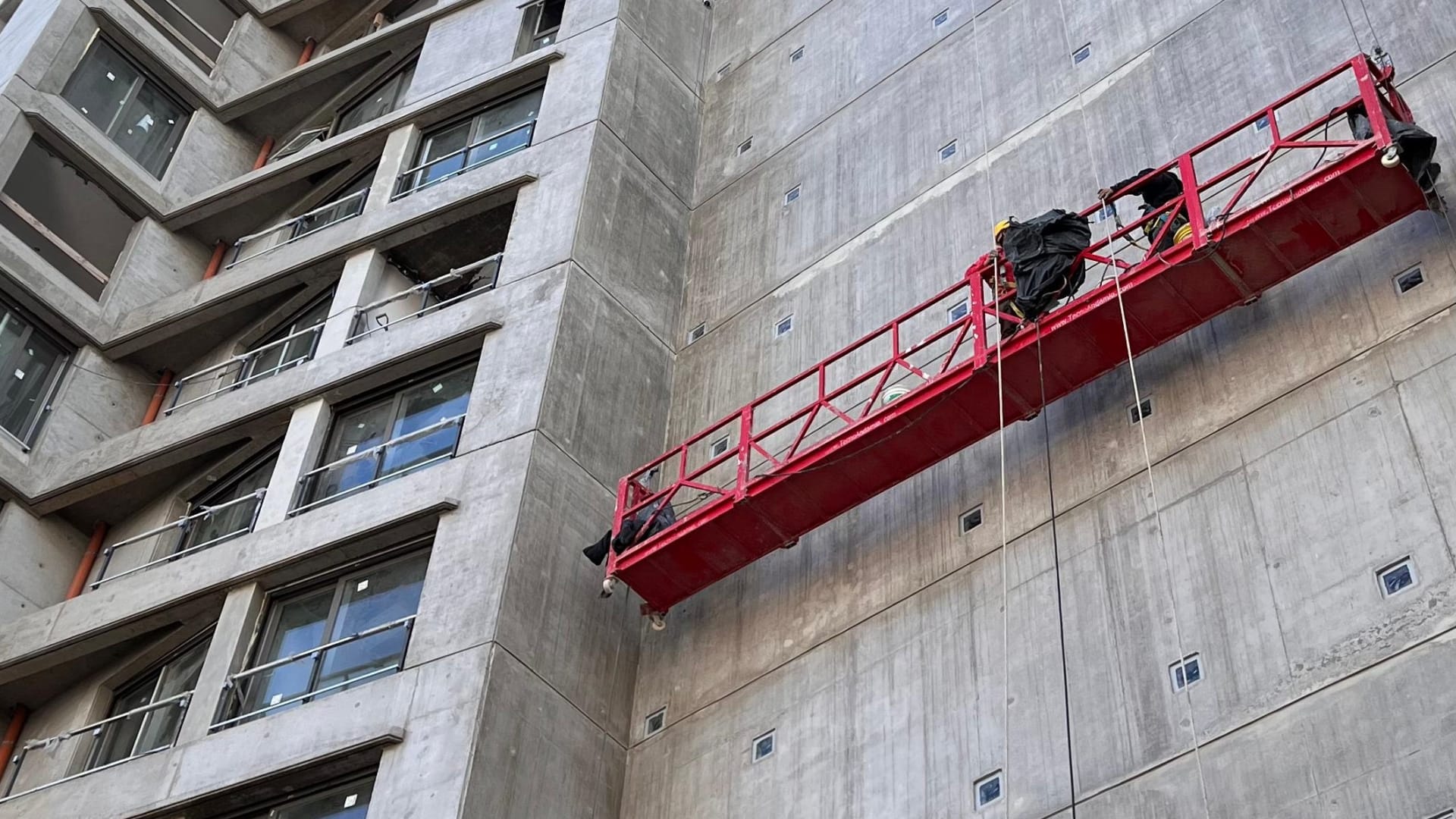 Plataforma elevadora Genie en obra de construccion en Rosario