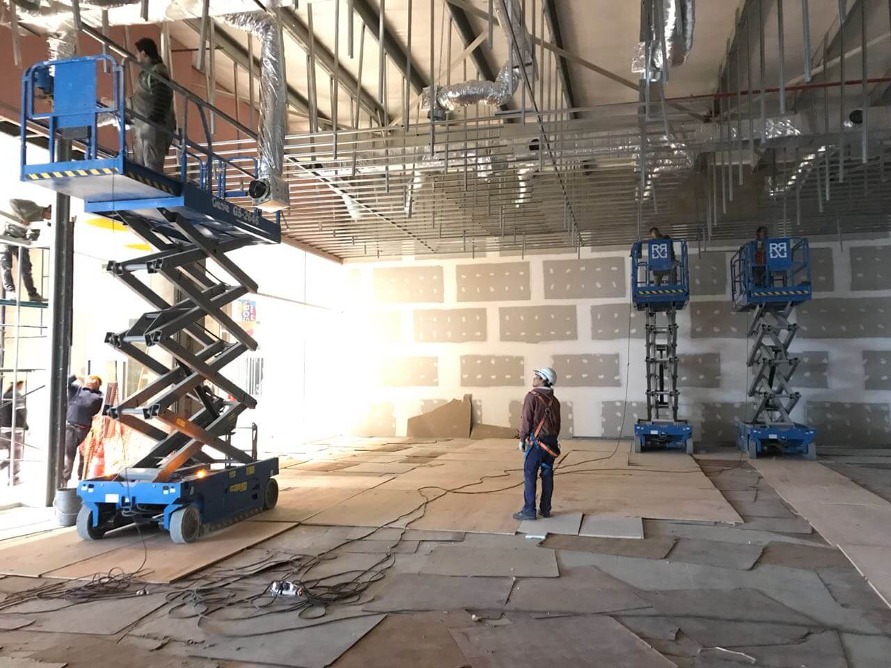 Plataforma tijera electrica en interior de nave industrial