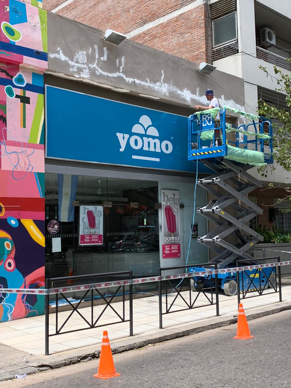 Plataforma tijera Genie en obra de construccion en Rosario