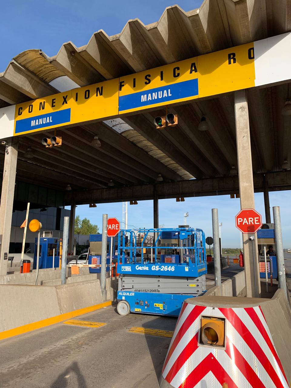 Andamios tubulares instalados para mantenimiento de fachada industrial