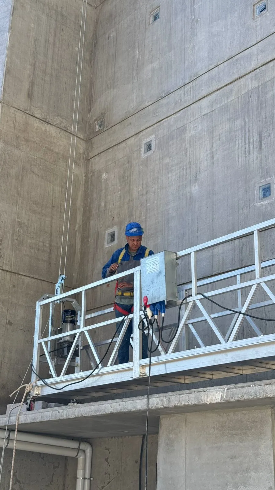 Equipo de trabajo en altura con plataforma Genie GS-3246