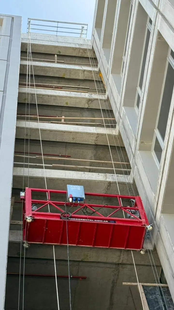 Andamios reforzados en obra de mantenimiento edilicio