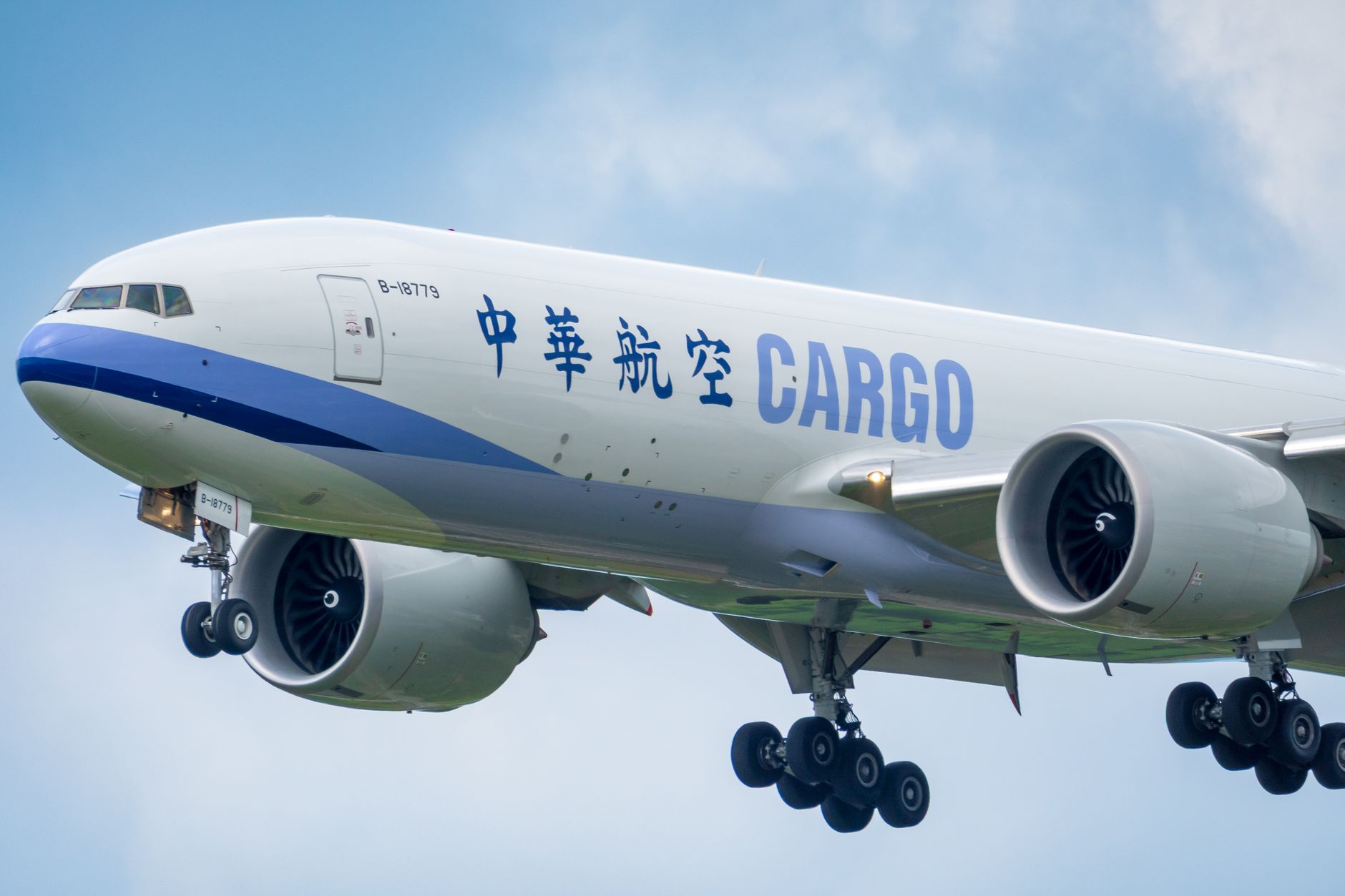 航空輸送か海上輸送か？国際物流の選択基準と最適解を専門家が解説