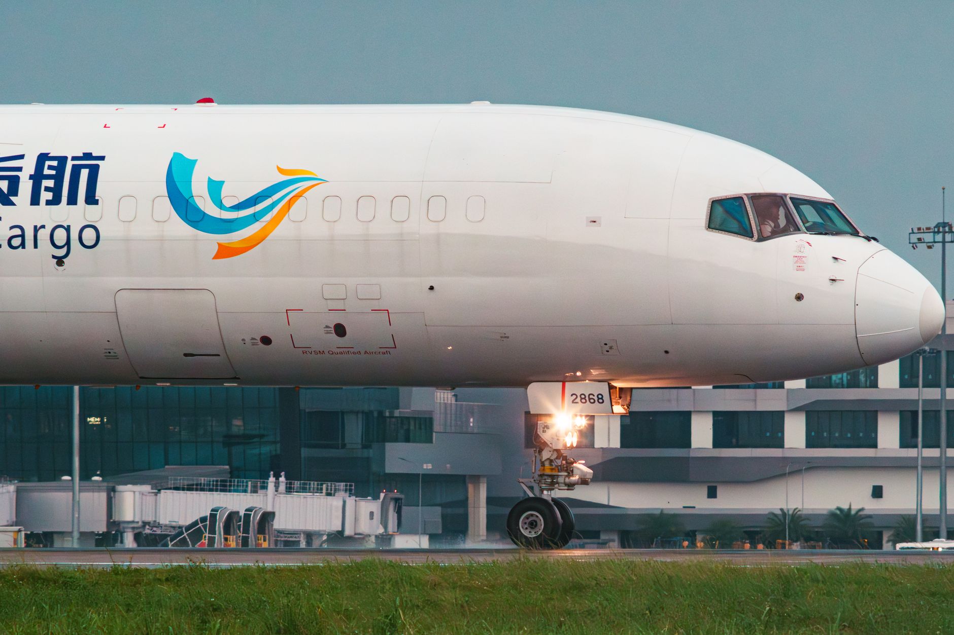Transporte Aéreo vs. Marítimo: ¿Cuál es la mejor opción para tu exportación desde Turquía?