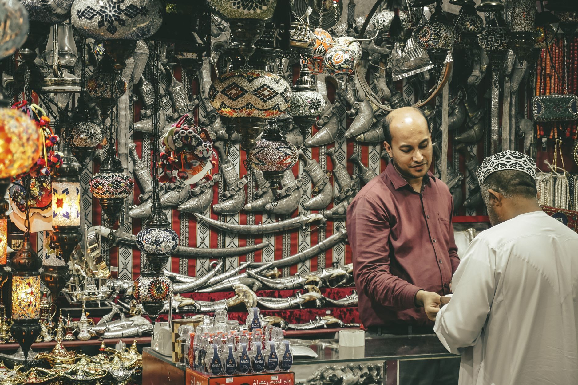 دليل تجار التجارة الإلكترونية العابرة للحدود: كيف تضاعف مبيعاتك العالمية بـ 4 لغات دون توظيف فريق تس