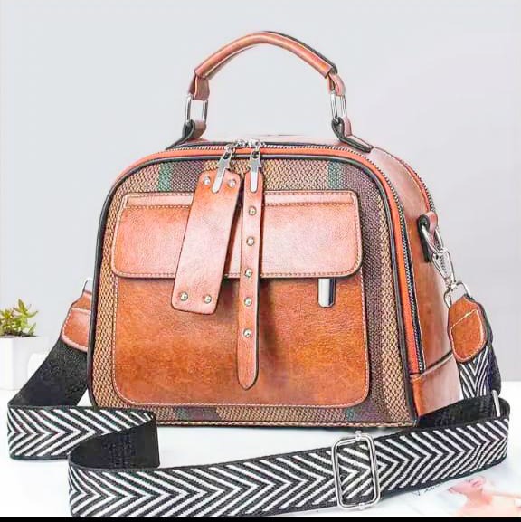 Brown Leather Handbag – Modern Elegance