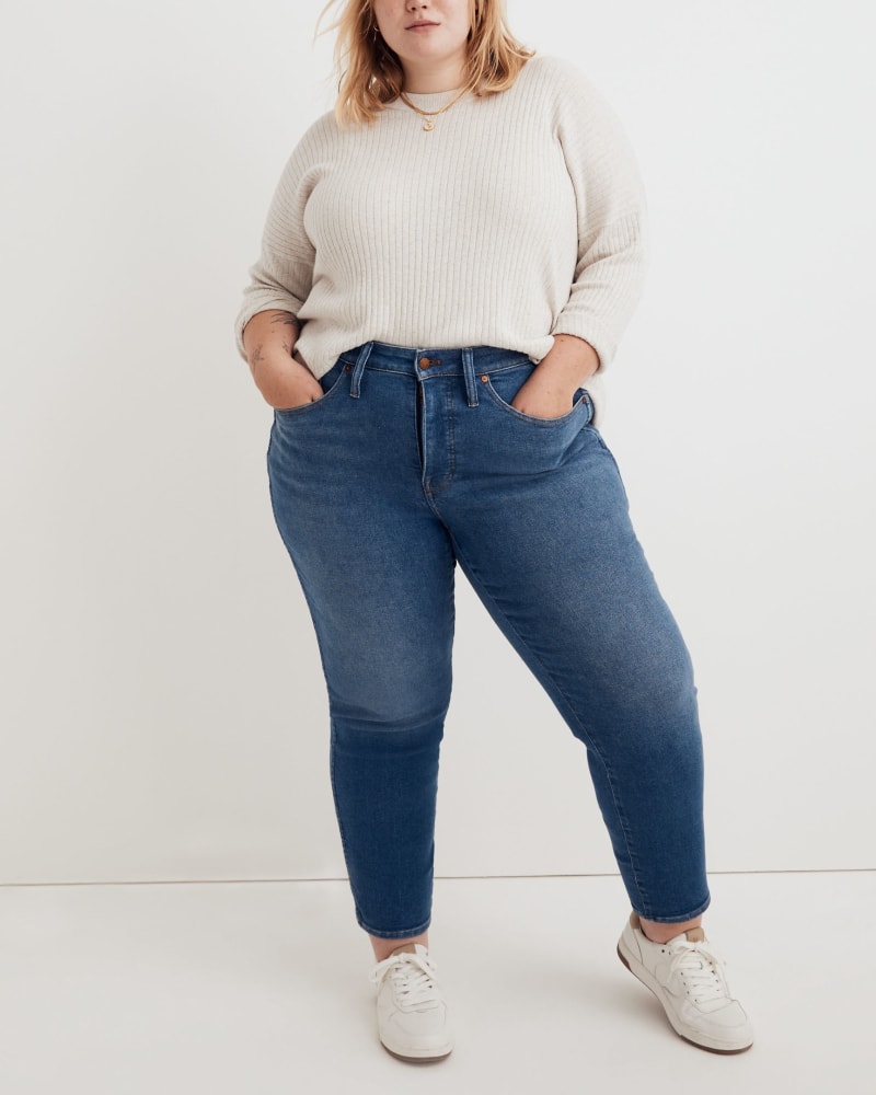 Front of a model wearing a size 14 NF778DM6090 in Medium Wash by Madewell. | dia_product_style_image_id:215498