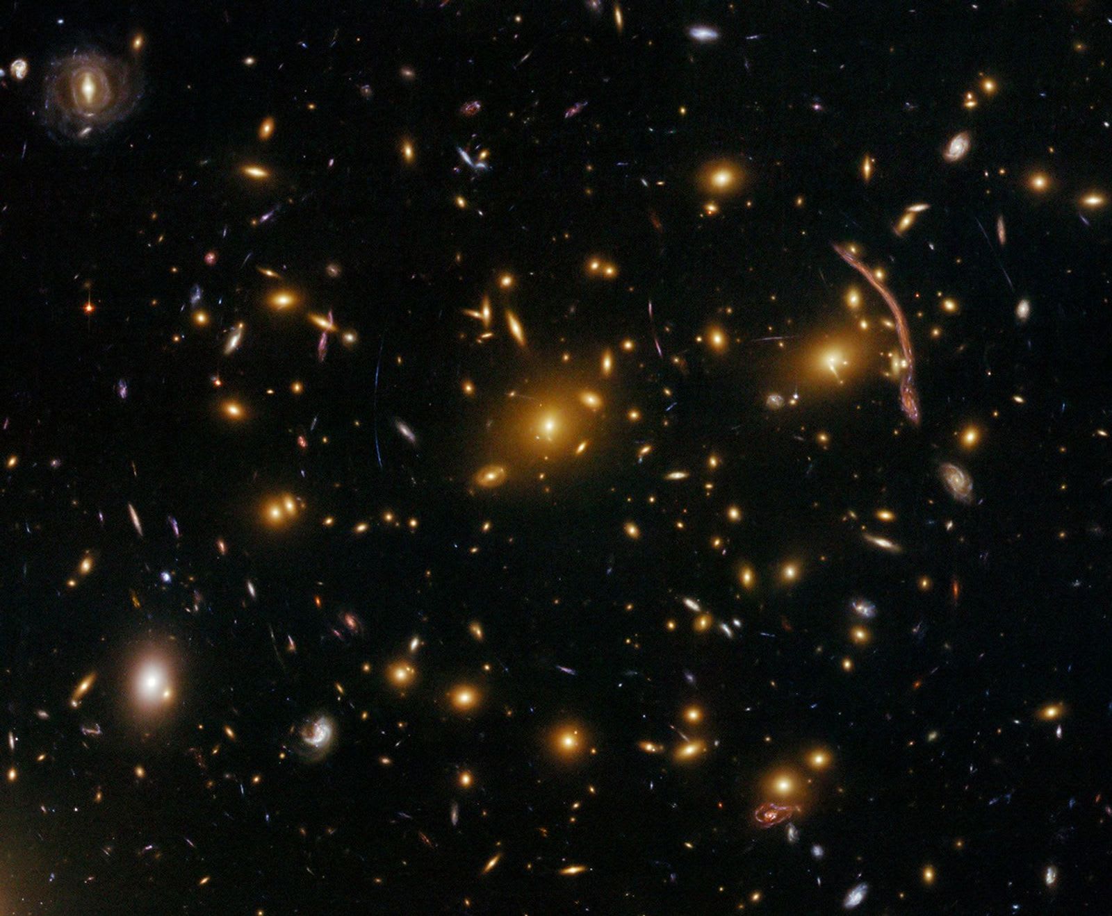 Abell 370: Galaxy Cluster Gravitational Lens