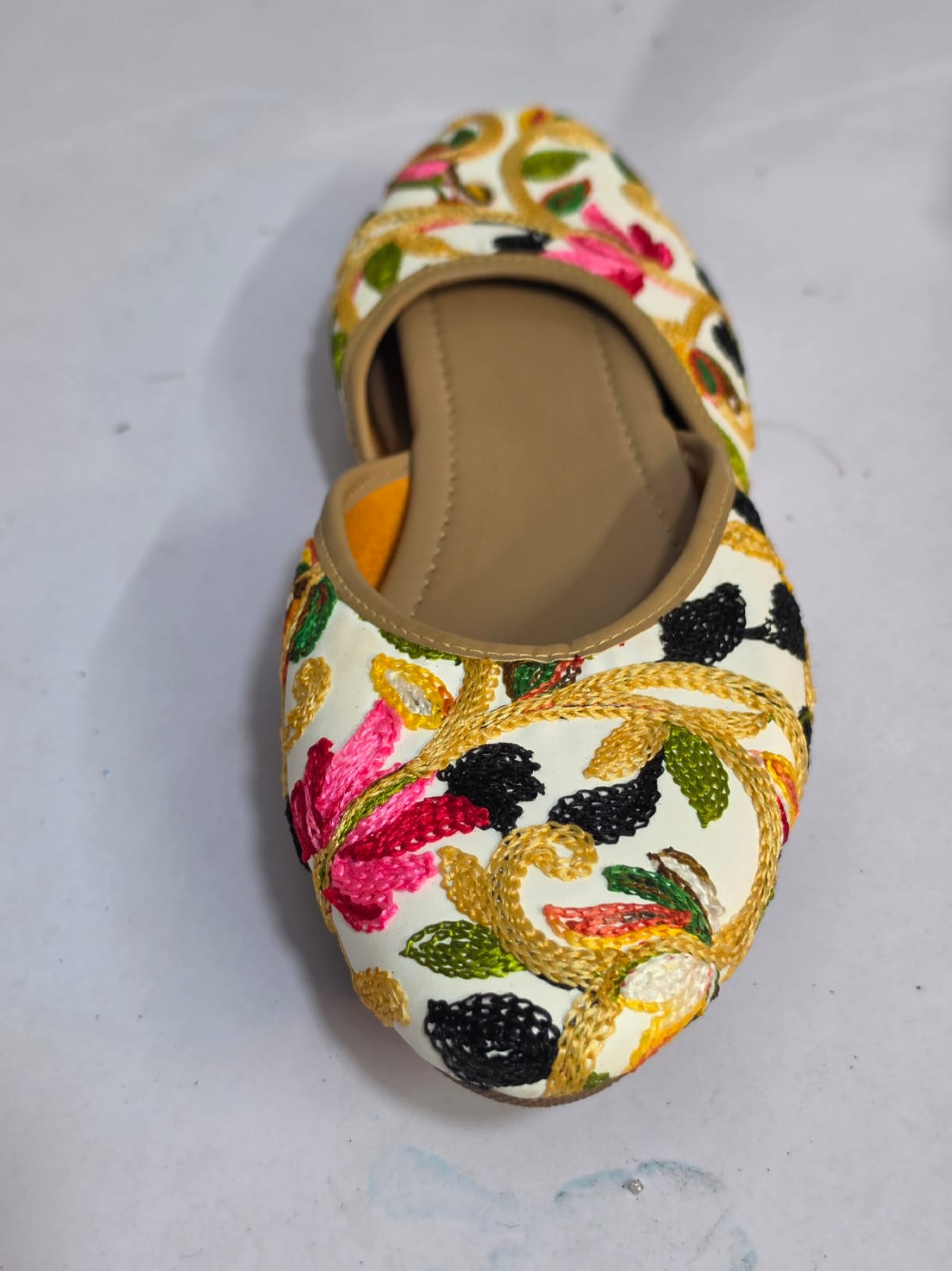 Rajasthani embroidered jutti