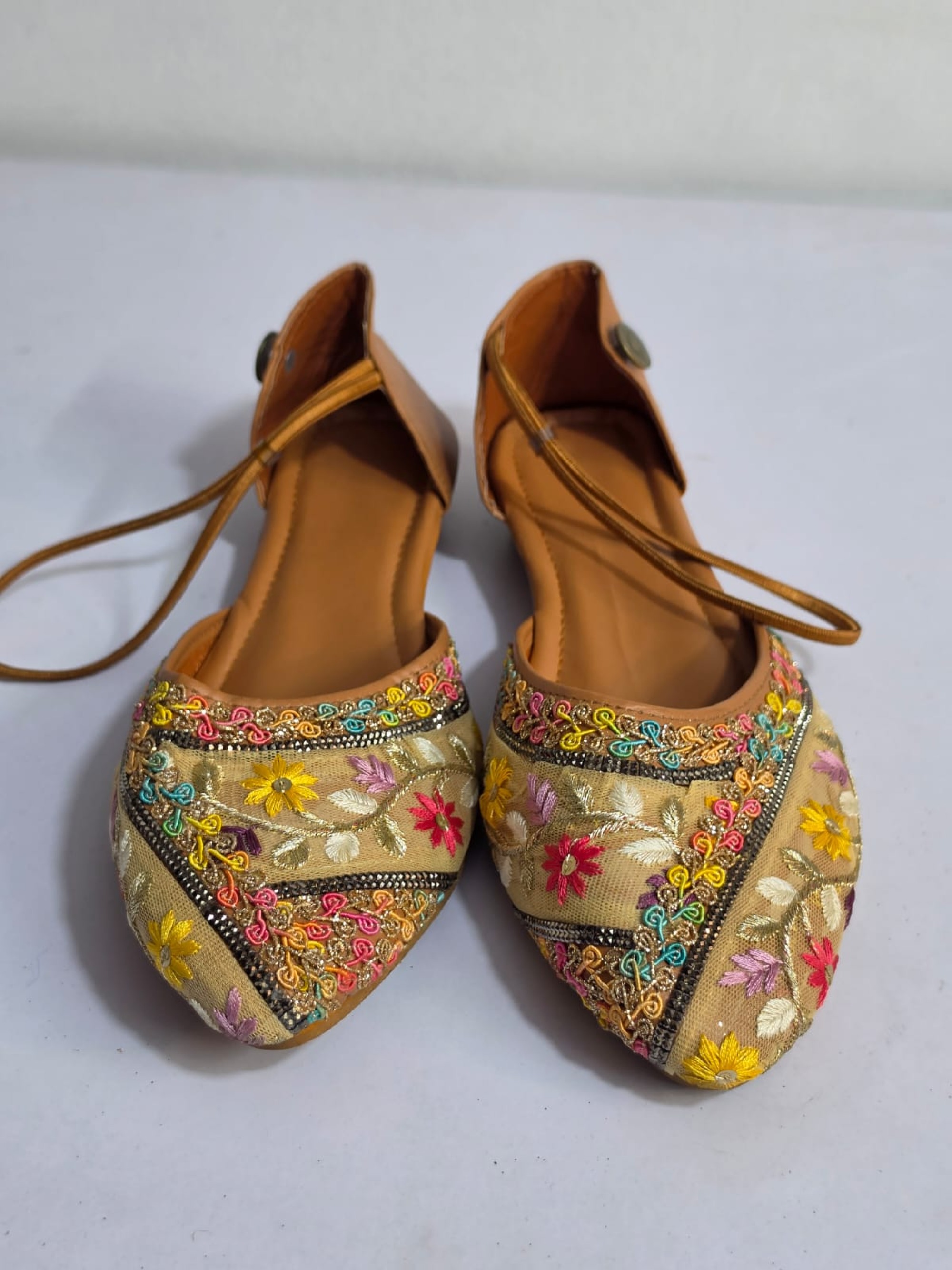 Traditional embroidered beige Punjabi juttis
