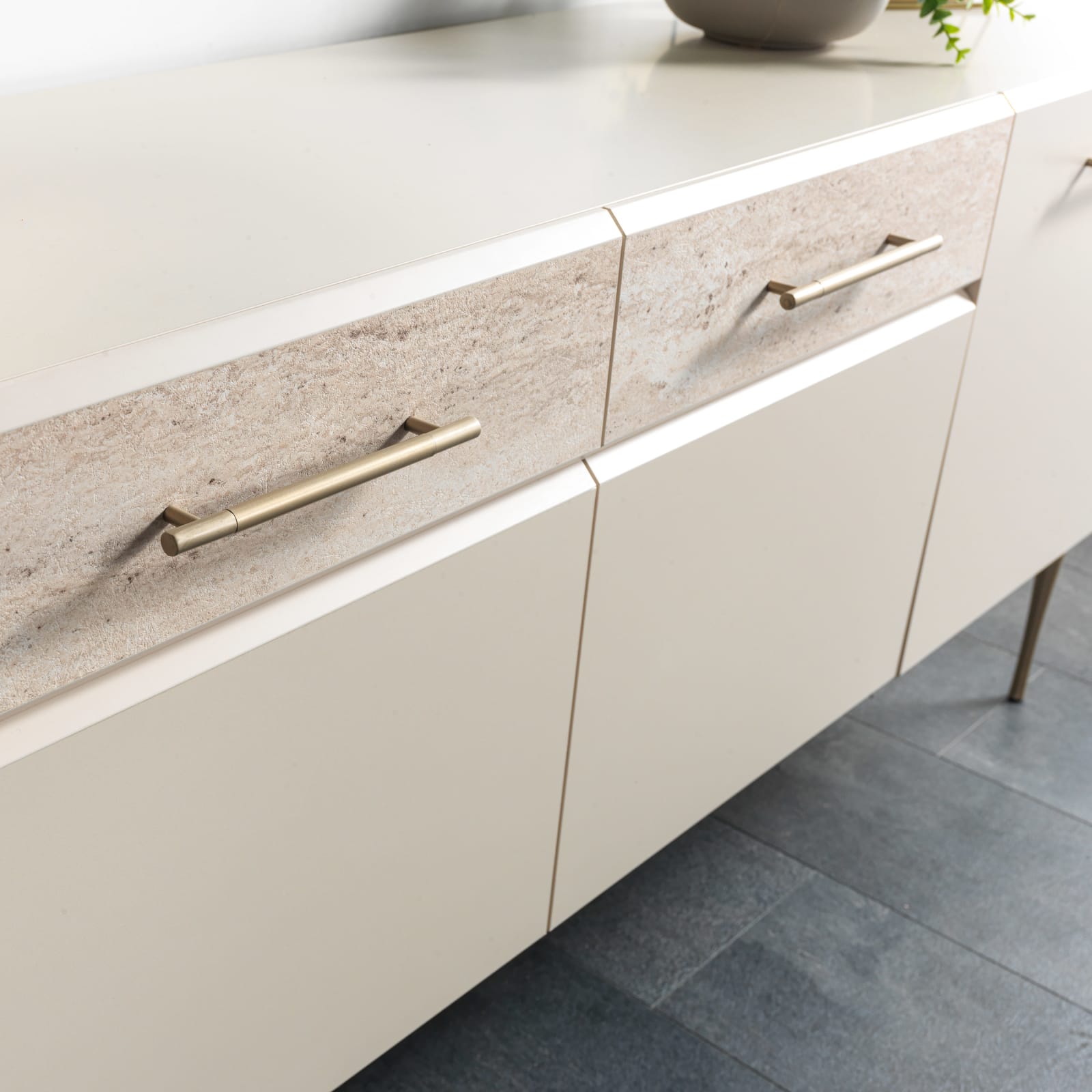 Andora Dressoir — 2
