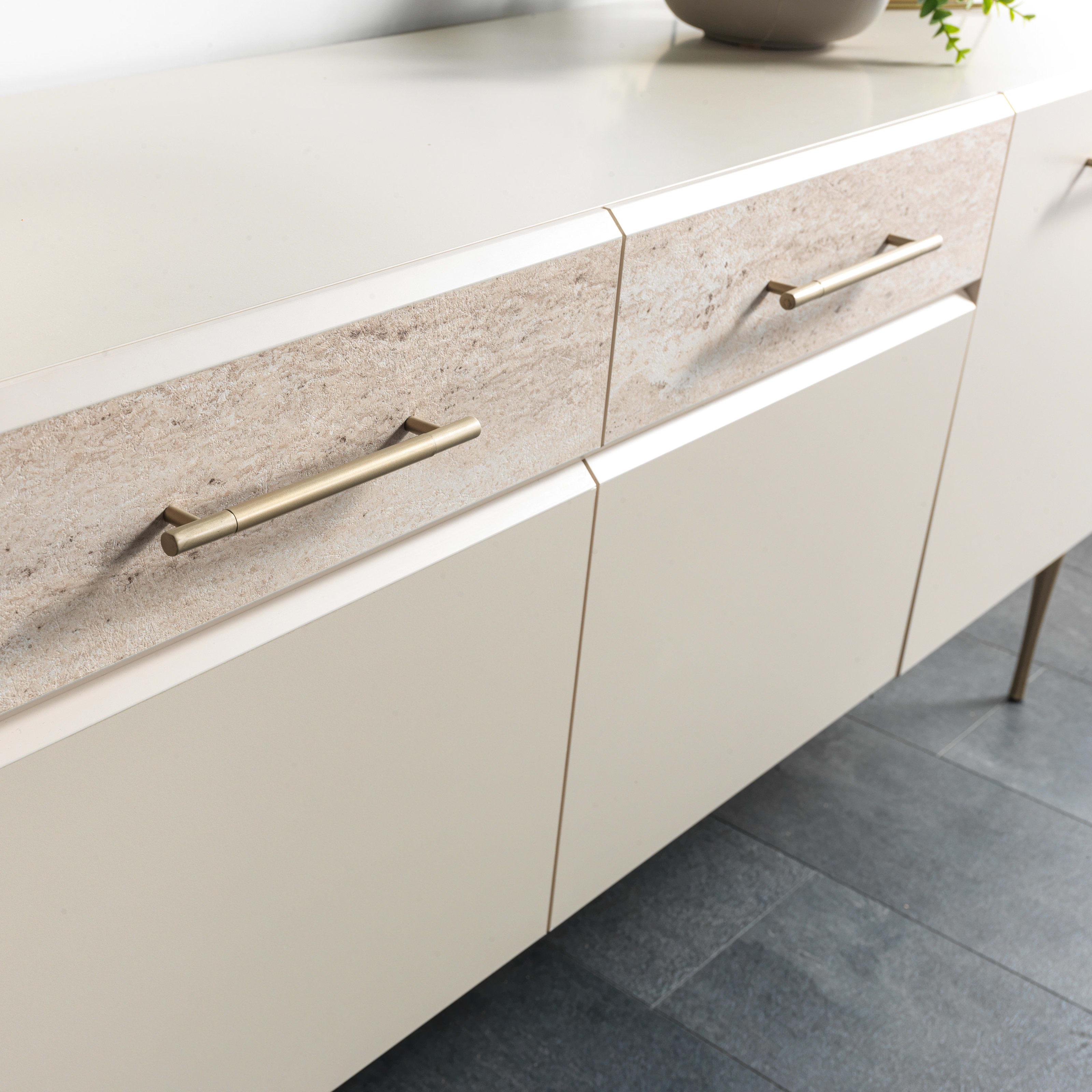 Andora Dressoir — 2