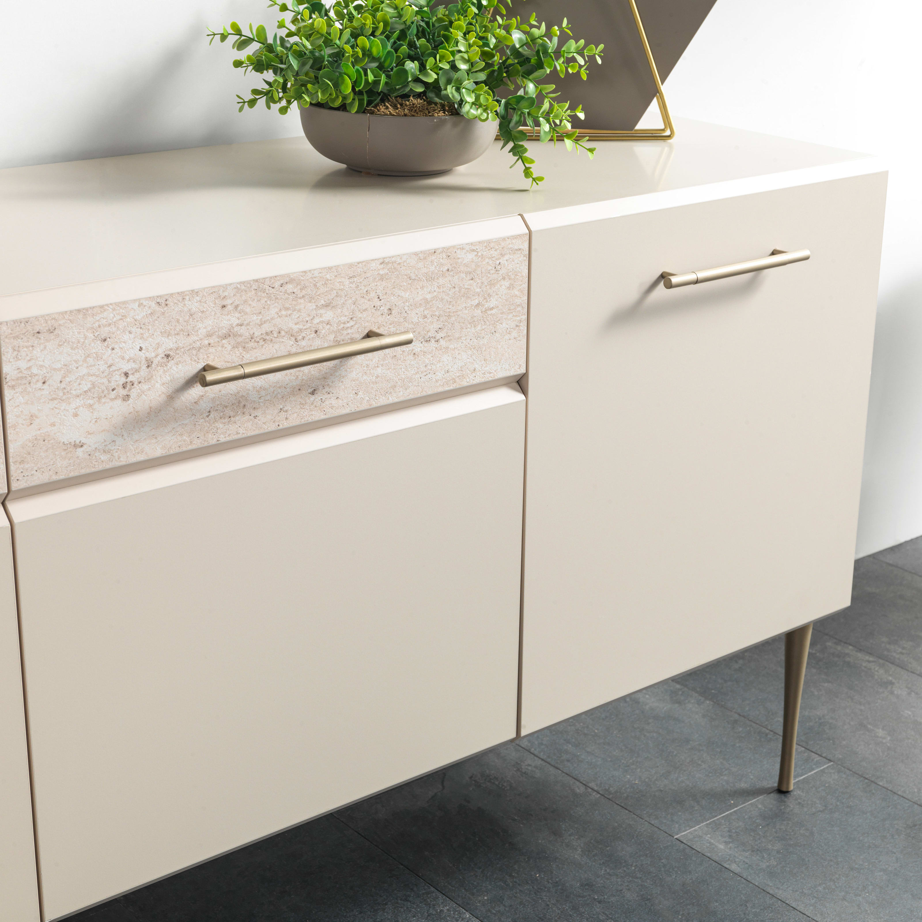 Andora Dressoir — 4