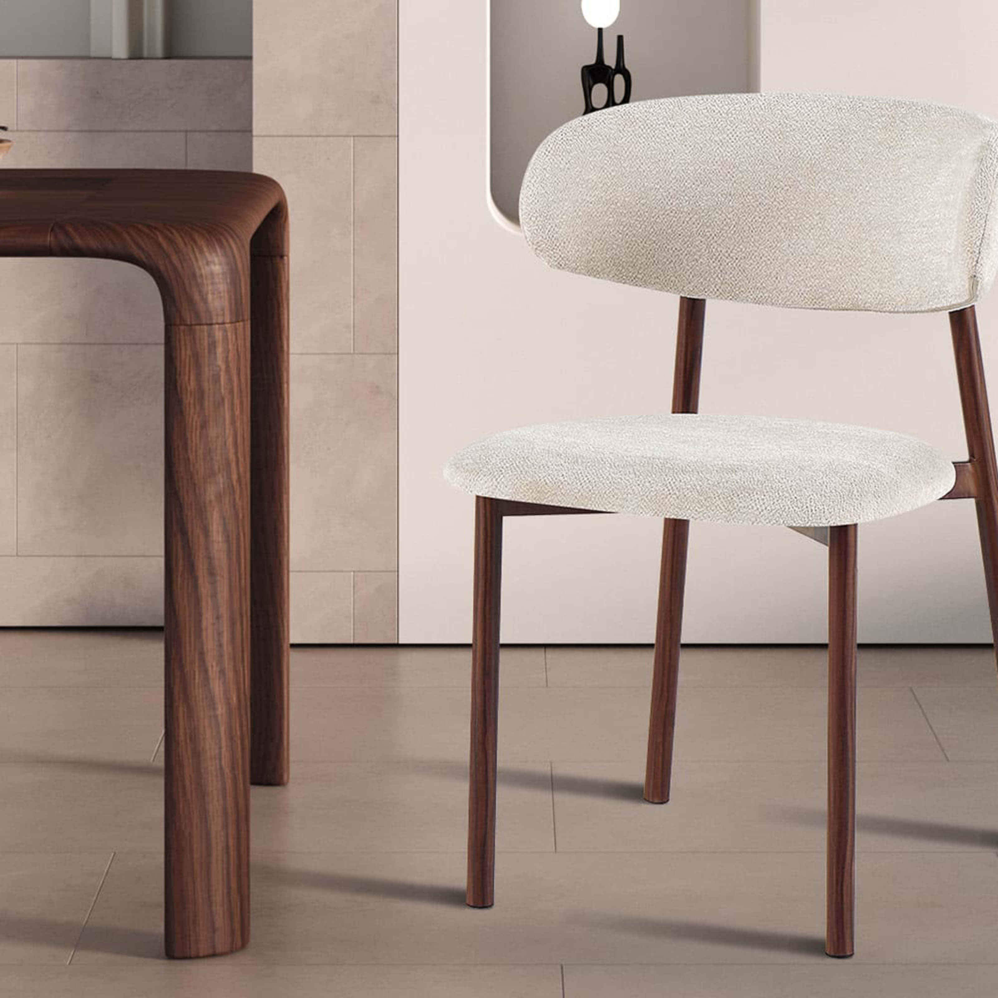 Stoel 'Coco' Walnoot - Stof Fabb Raven 24 Beige — 2
