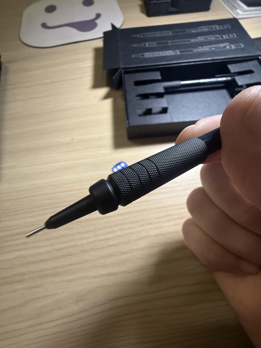 All metal grip with very nice texture.