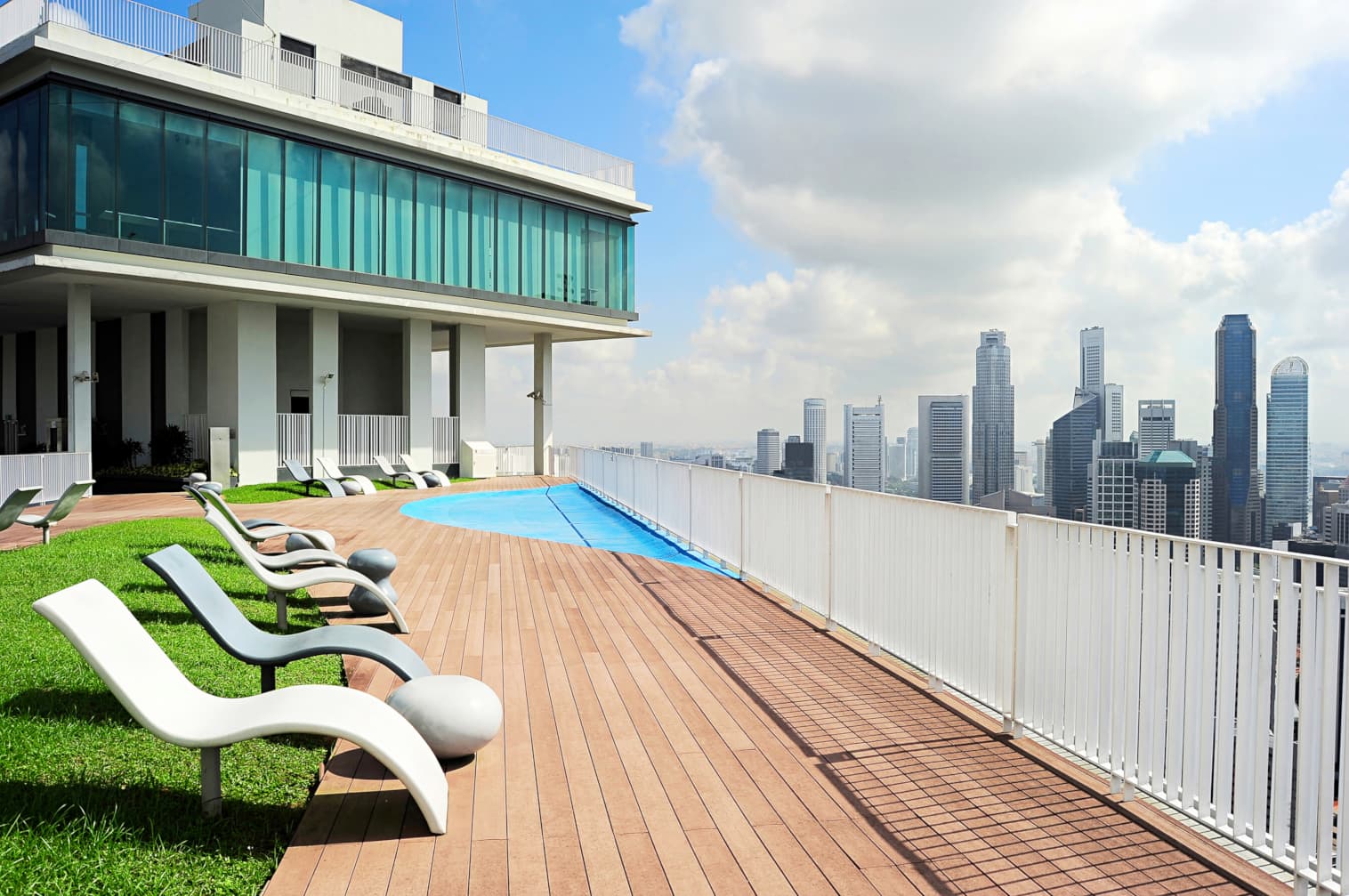 DAZZLING SINGAPORE SUMMER PEARL