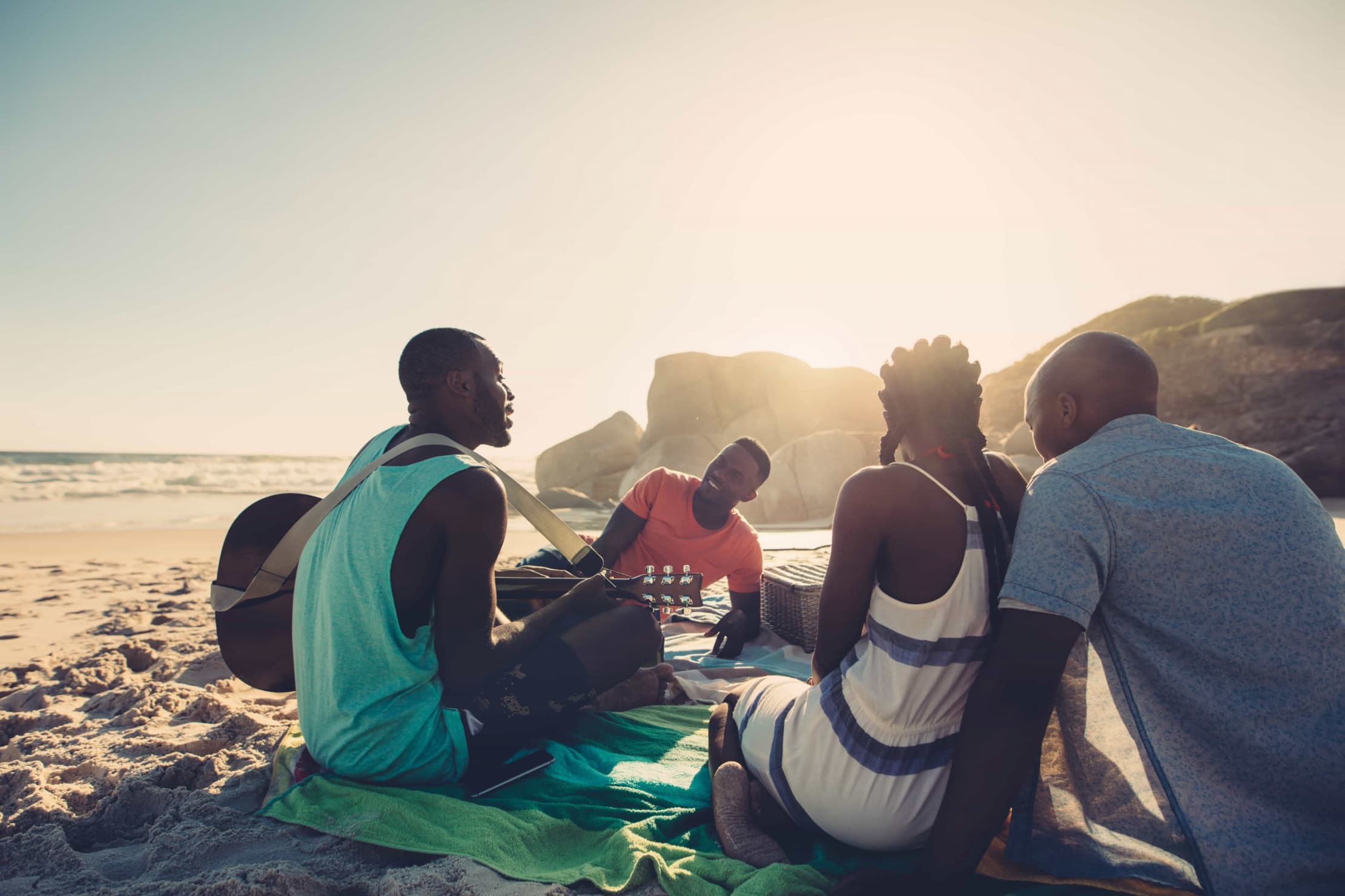 benefits of travelling friends at the beach
