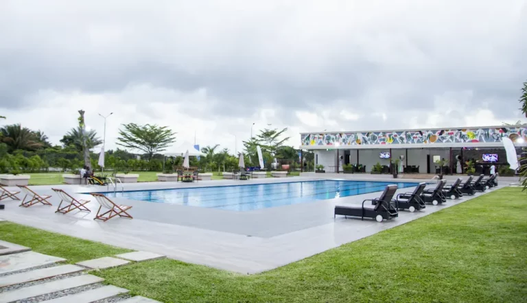 GETAWAY AT LAKOWE LAKES