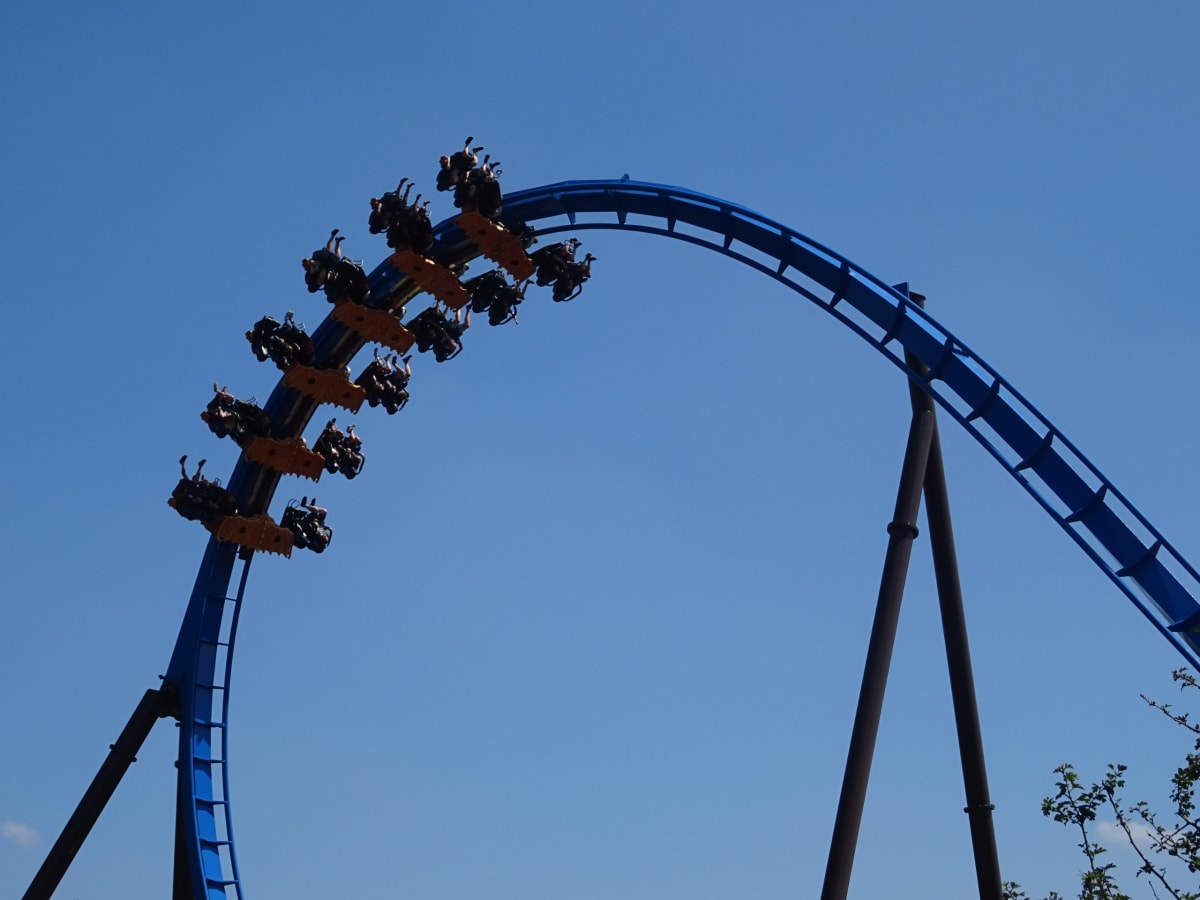 Achtbaan Fēnix in Toverland met een trein op de blauwe baan.