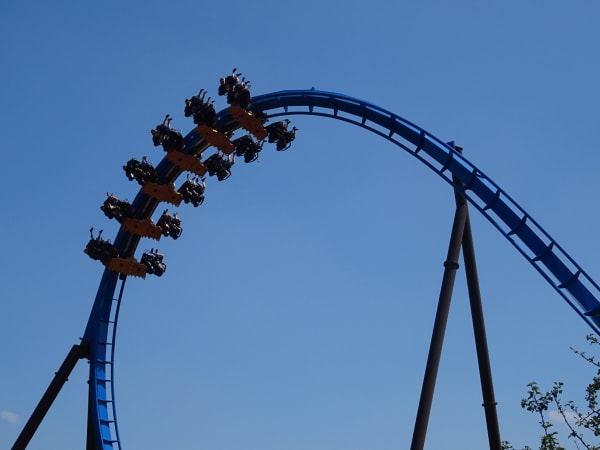 Achtbaan Fēnix in Toverland met een trein op de blauwe baan.
