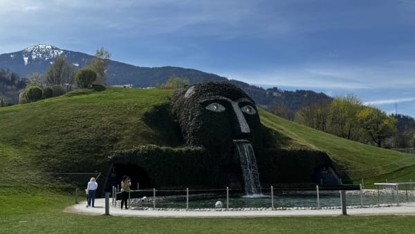 De groene reus met waterval bij Swarovski Kristallwelten in Wattens, tegen de achtergrond van de Tiroler bergen.