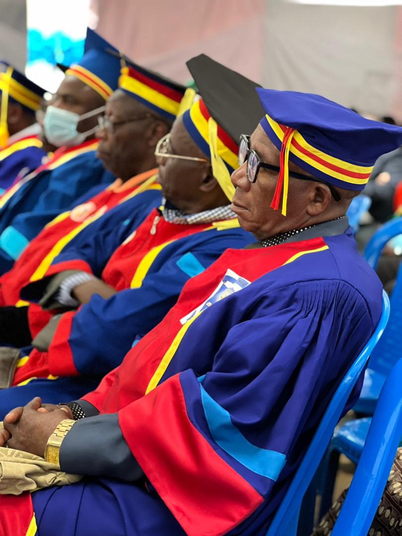 Étudiant UDDAC en tenue académique