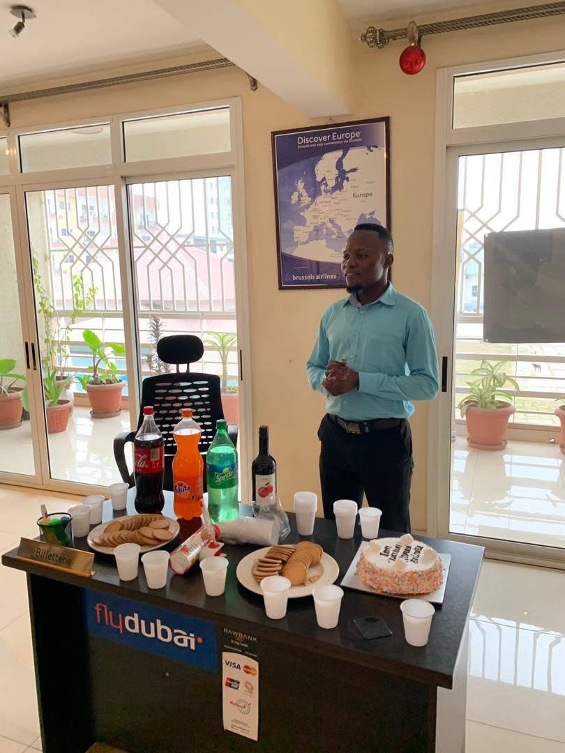 Romain Bulonza au bureau à Kinshasa durant la période où il découvre le blogging et l’entrepreneuriat numérique.